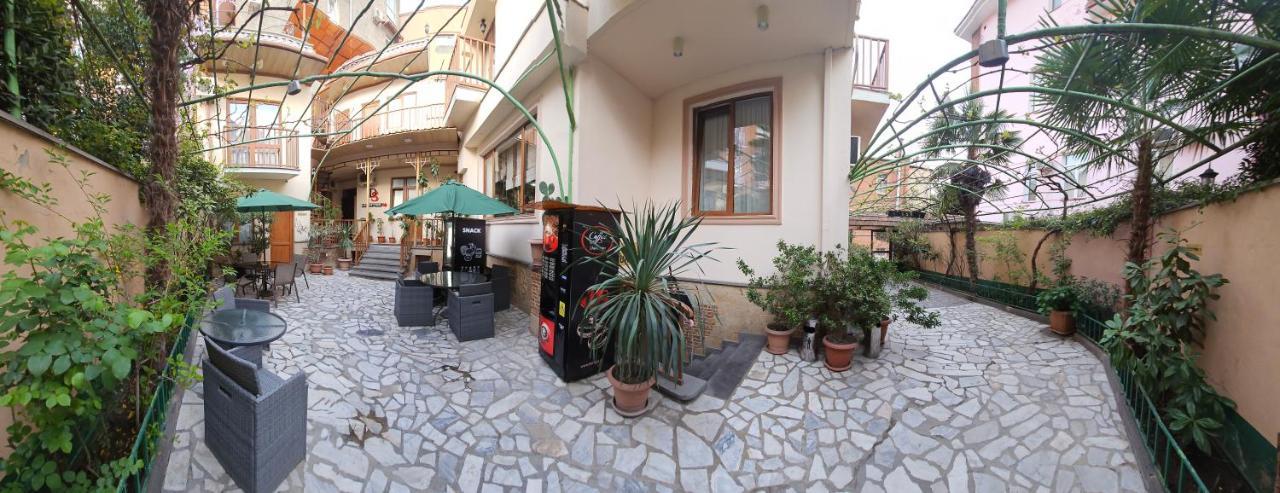 Danisimo Hotel Tbilisi Buitenkant foto