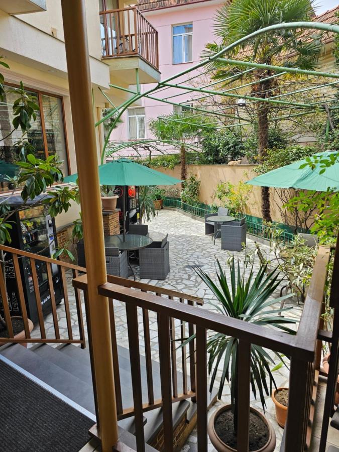Danisimo Hotel Tbilisi Buitenkant foto