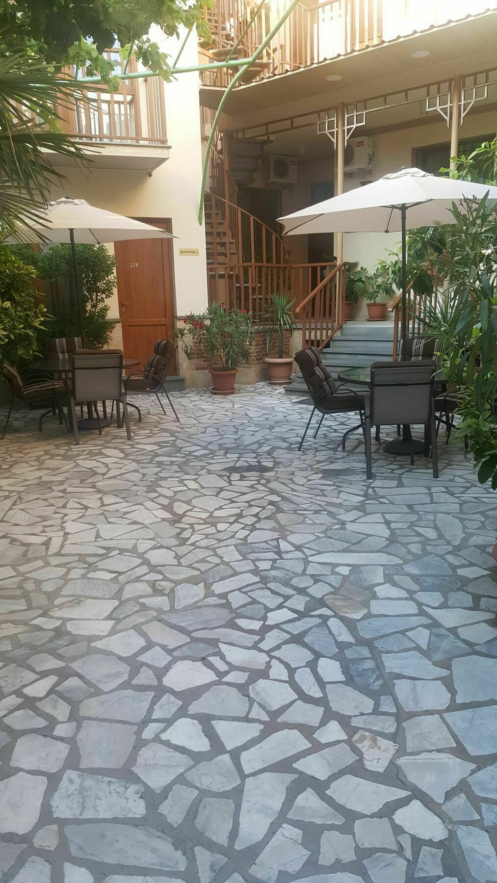 Danisimo Hotel Tbilisi Buitenkant foto